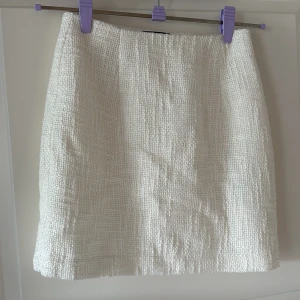 Vit kjol - Fin kjol från Gina Tricot som aldrig kommit till användning🤍