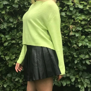 H&M tröja - Säljer denna tröjan från H&M i storlek M. Den är ganska stor för mig som valigtvis har S, men det beror också på modellen. Sparsamt använd och bra skick :) Färgen är som på de två första bilderna.