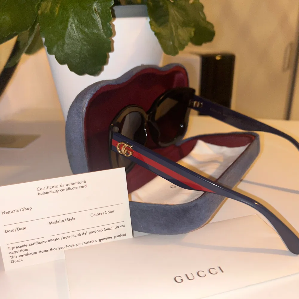 Säljer mina Gucci glasögon, använda fåtal gånger, 1800 kr självklart kan pris diskuteras vid snabb affär.  Kan mötas i Stockholm annars står köparen för frakt. (Certifikat finns) köpta på synsam 🌸🌸. Accessoarer.