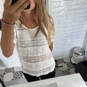 Vit topp - Säljer eftersom den inte kommer till användning men annars är så fin💞💞