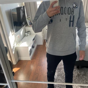 Hoodrich hoodie  - Grå hoodrich hoodie, använd ett fåtal gånger. Storlek L 