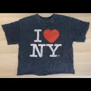 Brandy Melville ”I ❤️NY” croptop, grå, bra tillstånd (används inte ofta), köpt i 2016, storlek S, men passar också M, (36/38)