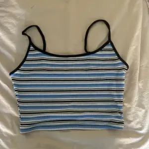 Croptop linne från Shein Storlek S/M, banden går att ändra  Säljer för 20kr