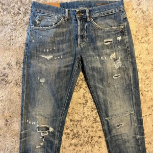 Dondup George  - Tja säljer mina dundup George i väldigt bra skick, dessvärre kan jag inte frakta via Plick då mitt bank id ej funkar men det kommer ske smidigt och säkert. Skriv vid intresse