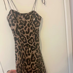 Leopardmönstrad klänning - Leopardmönstrad klänning med slit i storlek 36/S. Väldigt fin och trendig! Aldrig kommit till användning tyvärr pga. för liten storlek.