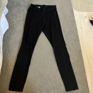 Svarta gympabyxor - Svarta gympabyxor med tunnare typ på sidorna från soc i storlek 146-152. Döljer för att jag aldrig andvändet de, de är helt i nyskick och bara andvänt två gånger. Pris kan diskuteras❤️