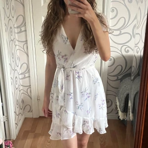 Kläning  - Super söt klänning med blommig mönster, som aldrig har använts ❤️