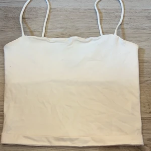 Linne - Kort, vitt linne med ett extra lager tyg inuti. (Stryker innan jag postar). 💗