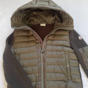 Moncler cardigan - Hej säljer nu min moncler cardigan i färgen mörk grön. Riktigt fet till sommaren qr Scan finns på sidan av jackan. Vill egentligen inte sälja jackan men vill se om någon är intresserad. Skriv om intresserad kom med bud