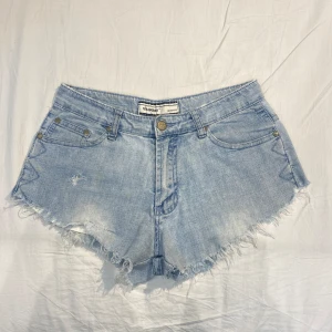 low/mid waist ljusa shorts💕 - midjemått rakt över: 36 cm (ej stretch) och gren 24 cm. mått på längden mätt i mitten av ena bakfickan: 24,5✨märkta som M men passar mig perfekt som är xs och 169. bra skick förutom tre blekgula fläckar fram på ena låret som knappt syns!