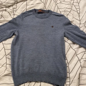 Morris tröja - Sjukt snygg tröja som blivit för liten. Jätte bra skick men passar som Xs och inte S. Köpt i butik för 1300🤩 
