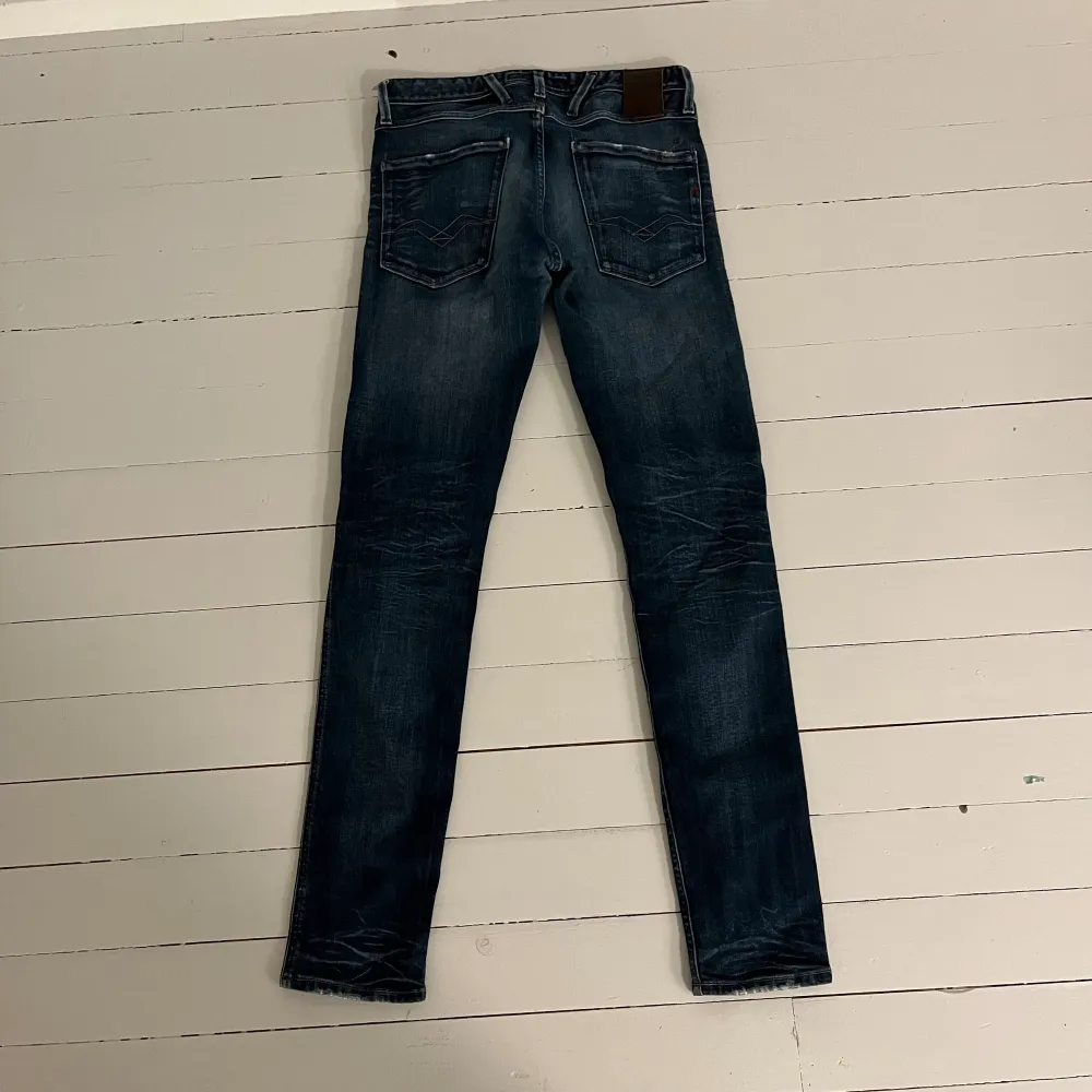 Ett par feta replay jeans i modellen ”anbass” | nypris ca: 1800 | modellen är 174 och väger 55 kg | bara att höra av sig vid frågor!. Jeans & Byxor.