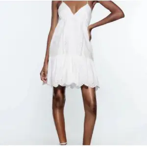 Säljer även denna klänningen i vitt. Min studentklänning som tyvärr inte har används. Verkligen jättefin💞