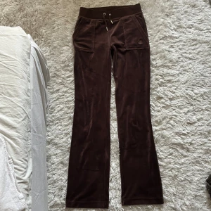 Juicy byxor - Nästan aldrig använda, (enstaka gånger). Storlek Xs men skulle även passa S beroende på hur man vill att de ska sitta. Kom privat för fler bilder eller eventuella frågor💓nypris: 1199kr💓