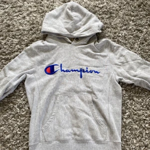 Champion hoodie🩶 - Detta är en Champion Hoodie. Den är i väldigt bra skick och ät perfekt för kalla sommarkvällar! Denna hoodie har någon liten fläck, vilket jag visar på tredje bilden. Därför säljs denna hoodie billigare🩶