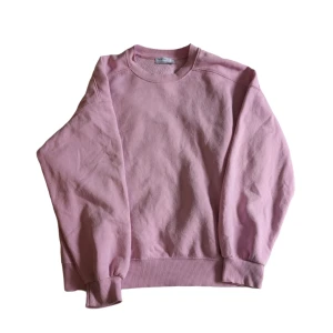 Rosa Bershka sweatshirt  - Jätte söt och bekväm tröja från Bershka! Den är rätt nopprig men har inga fläckar!