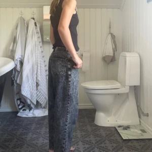 Svart/ grå jeans - Bra skick . Inte så mycket andvända de är lite små gör mig 