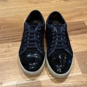 Lanvins storlek 40 - Säljer ett par riktigt snygga Lanvins i Storlek 40 passar upp till 42 enligt mig, skick 8/10 Pris går att diskutera