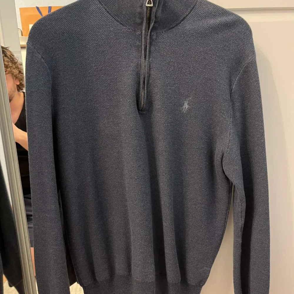 Äkta Ralph lauren cardigan i färgen mörkblå, storlek S. Säljs pågrund av för liten. Köpt på NK i Göteborg tillkommer inte med kvitto då den har tappats bort. . Tröjor & Koftor.