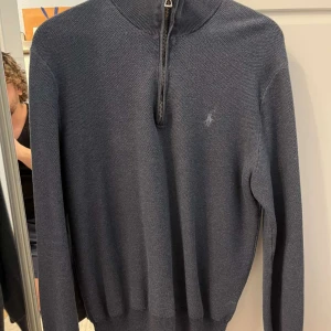 Ralph Lauren cardigan mörkblå storlek S - Äkta Ralph lauren cardigan i färgen mörkblå, storlek S. Säljs pågrund av för liten. Köpt på NK i Göteborg tillkommer inte med kvitto då den har tappats bort. 
