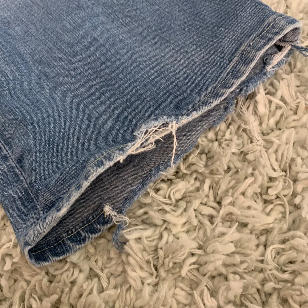 Lågmidjade, utsvängda jeans från Diesel i storlek 26. 💗 De är ganska slitna, vilket man kan se på bilderna, därav det låga priset☺️. . Jeans & Byxor.