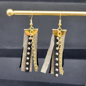 Handgjorda örhängen  - Handgjorda örhängen●Följ :@ekjewelryofficial🤲 ● 💎Material- zinklegeringar, textil ●Örhängeskrokar -rostfritt stål. Nickel fri. Längd -7cm.  Köp för  50kr/paret