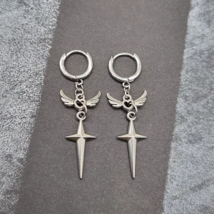 Handgjorda örhängen  - Handgjorda örhängen ● Material- 100% rostfritt stål  ●Örhängeskrokar - diameter-12mm!! rostfritt stål●Längd -5,5cm Vattentåliga, ändrar inte färgen! Köp för 40kr/st eller 70kr/paret. Följ :@ekjewelryofficial🤲   