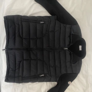 Moncler Padded Wool Cardigan - Nästan intill ny Moncler cardigan, köptes från en annan plickare för 2800 kr. Både NFC och Scan funkar, en av de bästa kopiorna ute på marknaden. Kan tänka mig sänka priset vid snabb affär. Tveka inte att höra av dig vid intresse! 