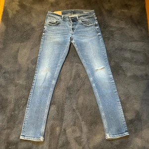 Dondup jeans 32 - Säljer dessa snygga dondups jeansen i st32! Färgen är lite ljusare och perfekta till sommarn! Skicket är ganska bra litet hål se bild 3. Hör av dig vid frågor!