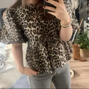 Säljer denna super fina leopard tröjan i st S ny skick aldrig använd💕