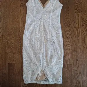 Säljer min mammas vita klänning som inte används längre. Den har använts bara 1-2 gånger och är utmärkt skick. Storleken är 42 och släpper den för 499:-