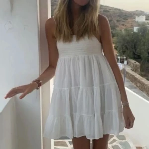 Vit zara klänning - Superfin zara klänning i fint skick 💘💘 lånad bild, skriv för egna 