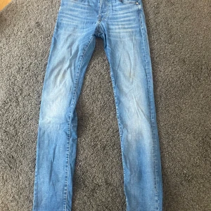 Jack and Jones jeans  - Säljer dessa jeans från Jack and Jones i modellen slim fit Glenn i färgen blå. De är i bra skick. Köp alla 3 Jack and Jones jeansen för 200kr.