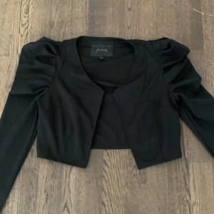 Bolero kofta - Superfin bolero som passar till allt Storlek L men passar absolut som en S/M 
