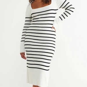 Randig lång klänning - Super fin randig klänning som tyvärr blivit för stor 😢😢super fin inför sommaren💖🙌🏼stretchig material. 