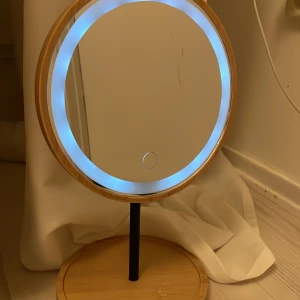 En fin lampa med 3 olika nyanser  - Lampan är perfekt till att sminka sig och man ser perfekt i den. Lampan har tre olika nyanser, silver, guld och en blandning av båda, andvänt ungefär 3 gånger och är i riktigt bra skick. Hör av er om mera frågor ❤️❤️🔜🔜💞💞💞