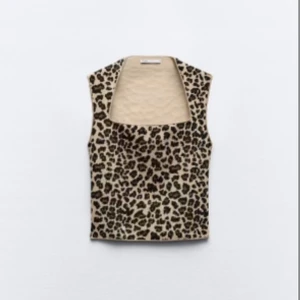 Zara topp  - Cool topp/linne från zara med leopard mönster🐆storlek m men passar s/xs, aldrig använd, prislappen kvar. Helt slutsåld överallt. 