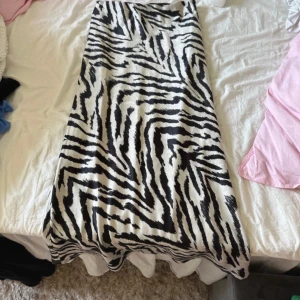 Kjol - Gina Tricot  - Kjol från gina Tricot  Storlek 34  Nopprig men fint skick annars  