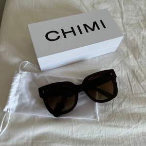 Bruna Chimi solglasögon 08 Brown.  Köpta för 1200 och inprincip aldrig använda. Allt finns kvar! Kan fraktas mot betalning.
