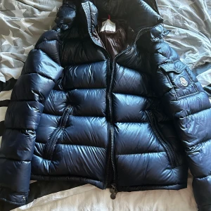Moncler maya jacka  - I övrigt väldigt fin förutom litet hål som knappt syns. 