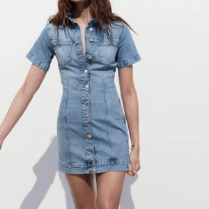 Zara jeans klänning  - Aldrig använd 💙 säljer pga den var för kort, är 162cm. Är i storlek L men sitter bra på mig som är en S/M 💙 köpt för 499