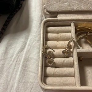 Örhängen  -  Örhängen från ur & pen jättefina örhängen från ur och penn som är använda ungefär tre gånger. Tvättar det så klart innan jag skickar det. Orgibalpriset är 69kr säljer för 40 kr