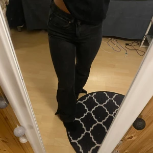 Bootcut jeans med slits - Jätte snygga svarta bootcut jeans med slitt!🌸Passar perfekt i längd på mig som är ca 160🌸 Dom har tappat sin svarta färg något i tvätten, men fortfarande snygga!