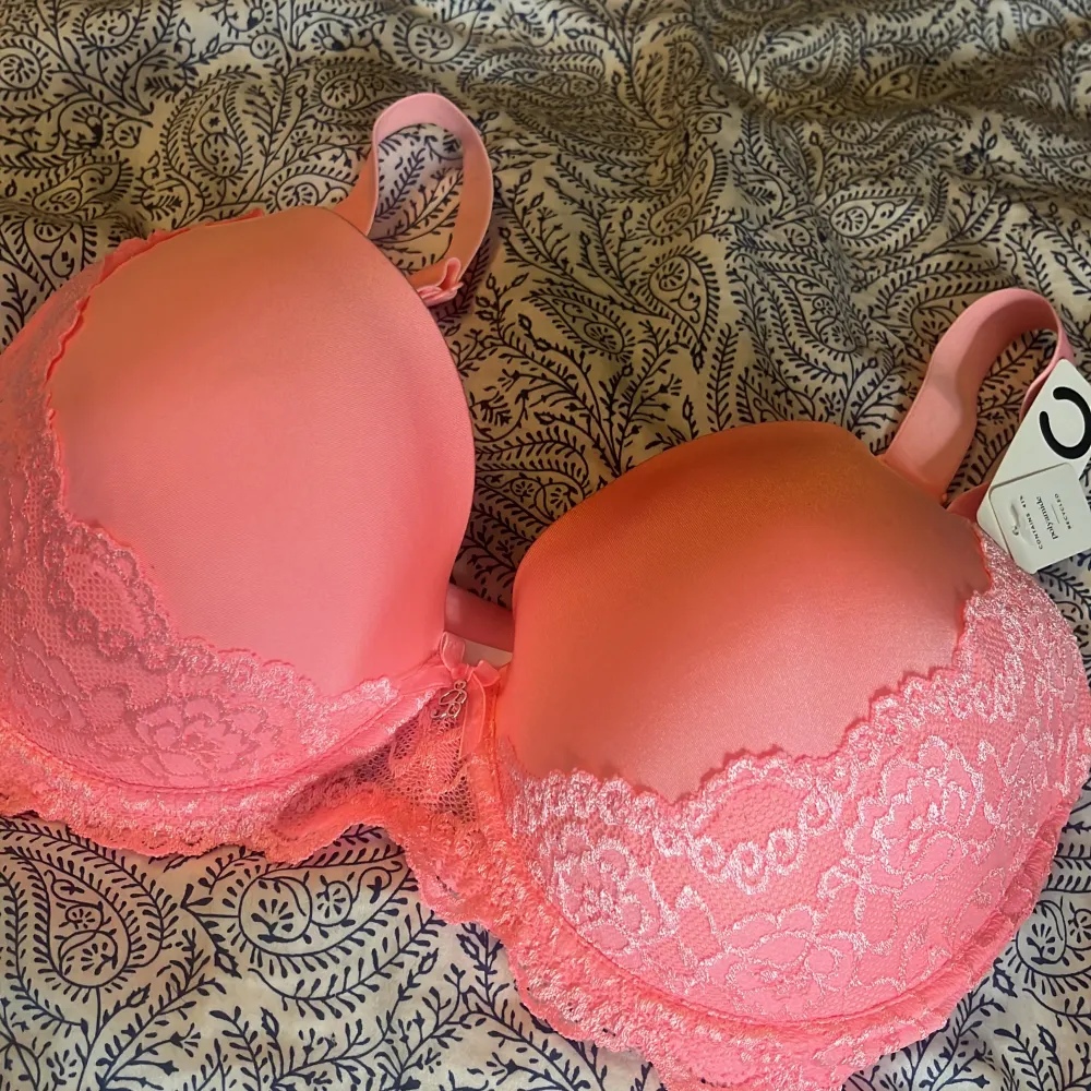 Hej! För liten för mig därför ej använd och helt ny. Rosa. Storlek 75g Prislapp kvar. Se bild. Säljer för 200kr kan gå . Yläosat.