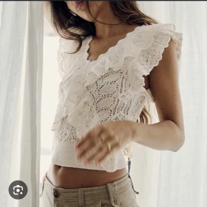 Stickad topp med volanger - Hej! Säljer denna helt nya toppen från zara, då den aldrig kommit till användning. Jättesnygg och fin att ha till en sen sommarkväll!