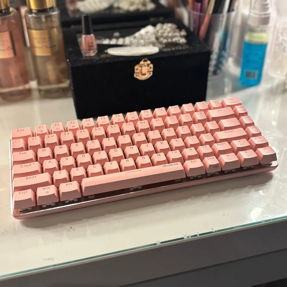 Säljer mitt rosa tangentbord jag köpt från amazon för cirka 2-3 år sedan. Det är bra skick och kopplas med slad. (Sladd med kommer) 🩷 ‼️varje tangent har blivit rengörda genom att jag tagit isär tangentbordet och rengöra allt‼️. Övrigt.