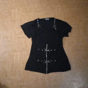 Alternativ tröja med silver detaljer - Aldrig använd, det går inte att dra ner kedjan helt. 