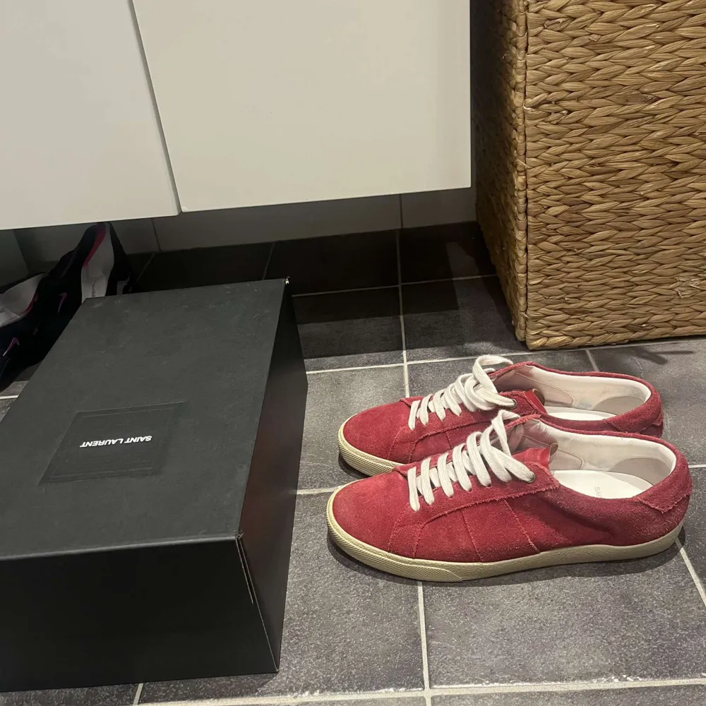 Säljer ett par röda saint Laurent skor, i fint skick med box bevarad. I röd färg mocka, i storlek 40-41.   Köparen står för frakt, kan även mötas upp i Stockholms området. Pris går även att diskuteras vid en snabb affär!. Skor.