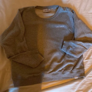 Led deux, grå tröja  - Haft tröjan i typ 3 månader, bra skick det är storlek 158/164 men är lite mindre!!   Frakt från 39kr