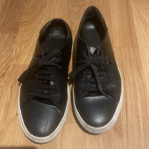 Axel arigato clean 90 - Säljer mina Axel arigato clean 90 skor. Väldigt sköna och en bra sommar sko. Har använt de ganska många gånger, lite slitna. Pris kan diskuteras.